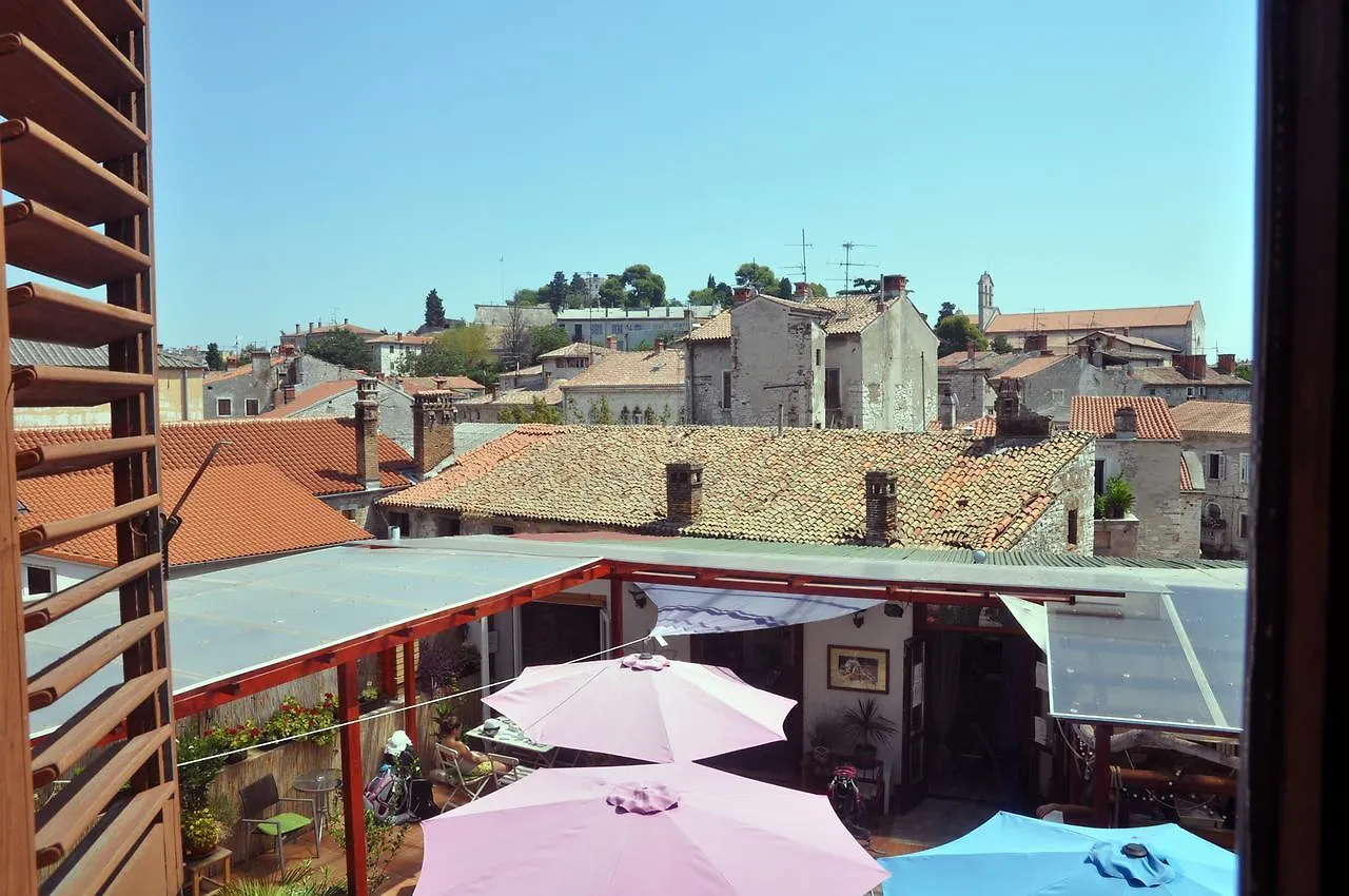 Riva Hostel بولا